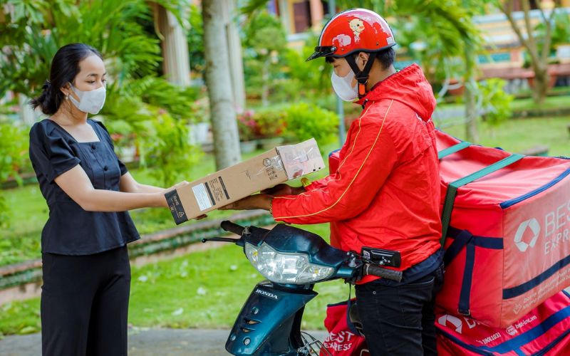 Shipper giao hàng đến tay khách hàng