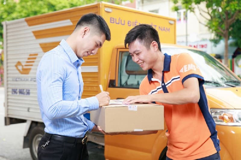 Nhân viên giao hàng bưu điện Vietnam Post bằng xe ô tô lương cao